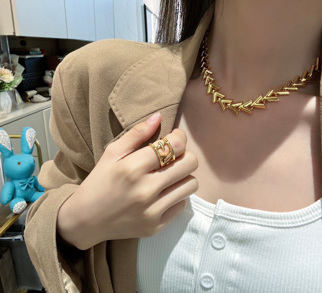 lv new hollow exquisite and versatile v shaped chain necklace xlc44