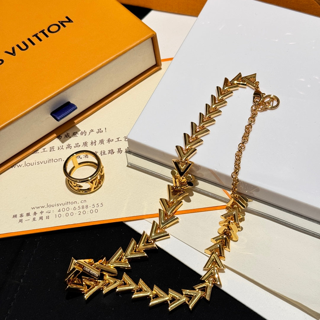 lv new hollow exquisite and versatile v shaped chain necklace xlc44
