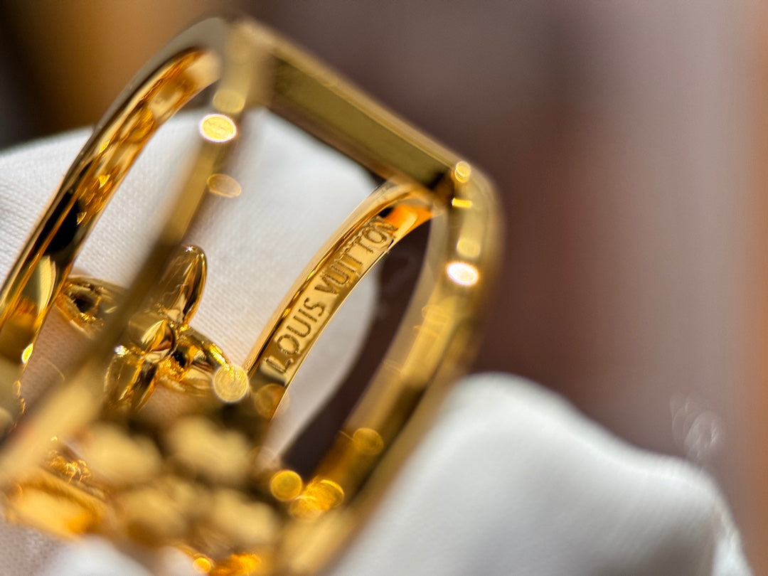 lv new hollow exquisite and versatile v shaped chain necklace xlc44