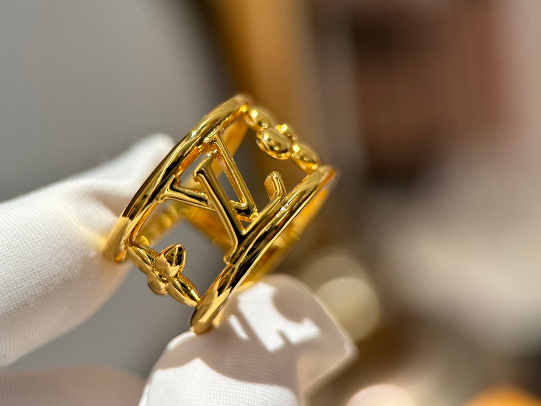 lv new hollow exquisite and versatile v shaped chain necklace xlc44