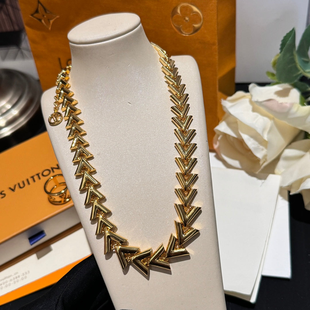 lv new hollow exquisite and versatile v shaped chain necklace xlc44