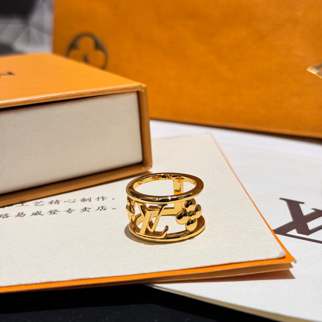 lv new hollow exquisite and versatile v shaped chain necklace xlc44