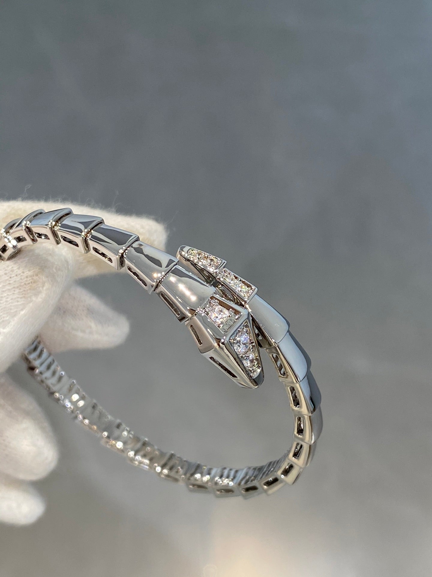 Luxury and minimalist silver diamond inlaid snake shaped bracelet SLA36