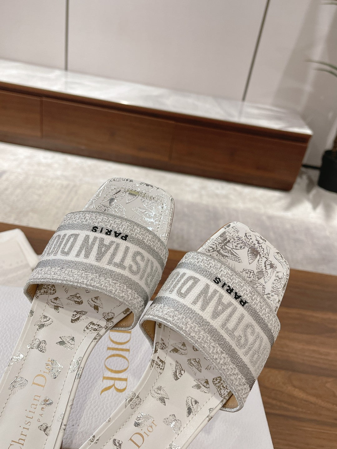 Slippers for women wearing embroidered spring/summer new thick and more one-line slippers in gray XZH100