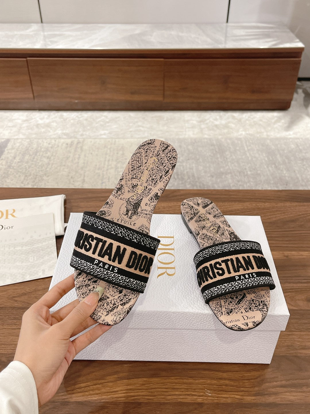 Summer New Embroidered Slippers Wearing Flat Bottom Versatile Beach Slippers XZH120