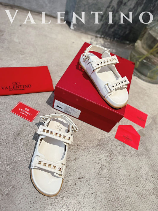 Fashionable and versatile white sandals with flat bottomed sports Velcro beach rivet sandals XZH129