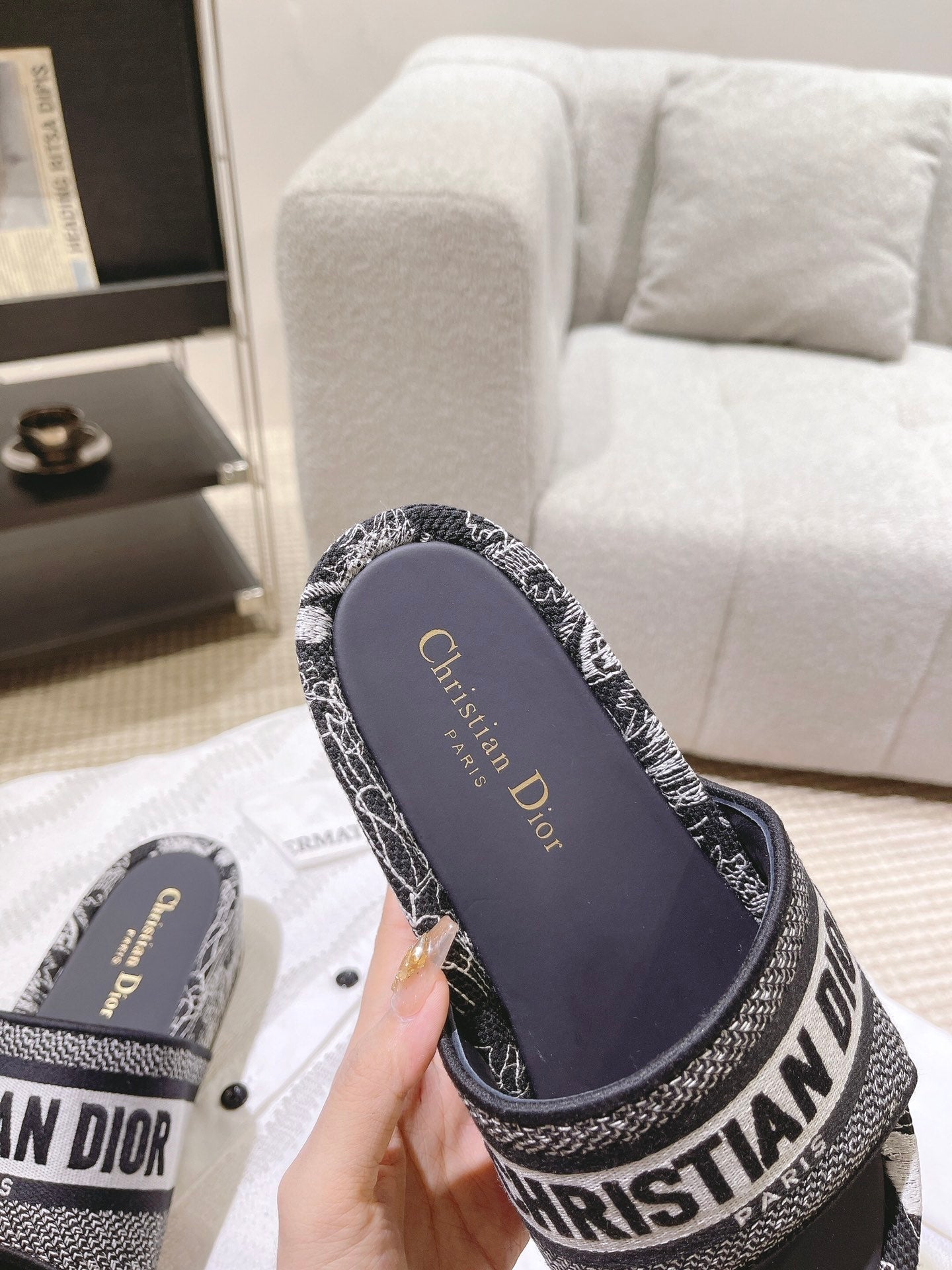 Letter printed black women's thick sole one line slippers XZH207