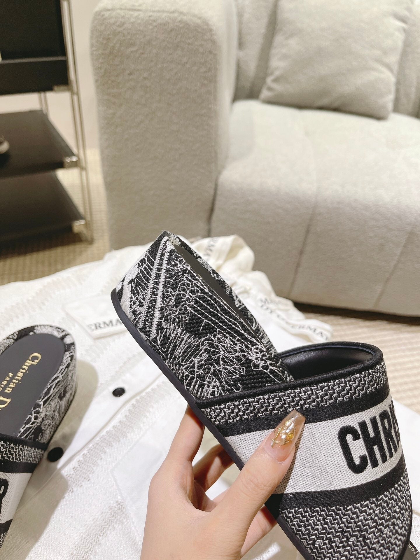 Letter printed black women's thick sole one line slippers XZH207