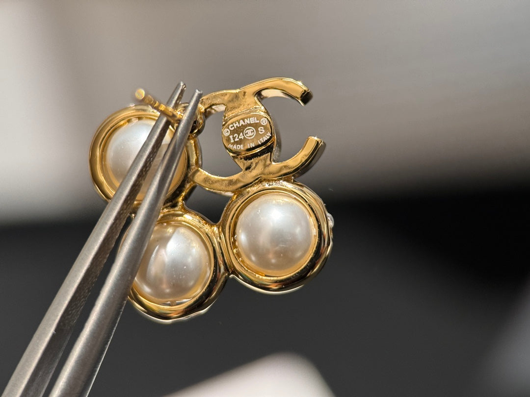 Gold round 3 pearl double c earrings EHC70