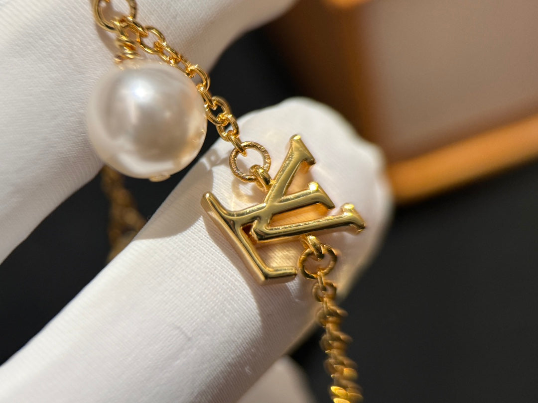 Fashion Versatile Pearl V-Letter Gold Bracelet SLC24