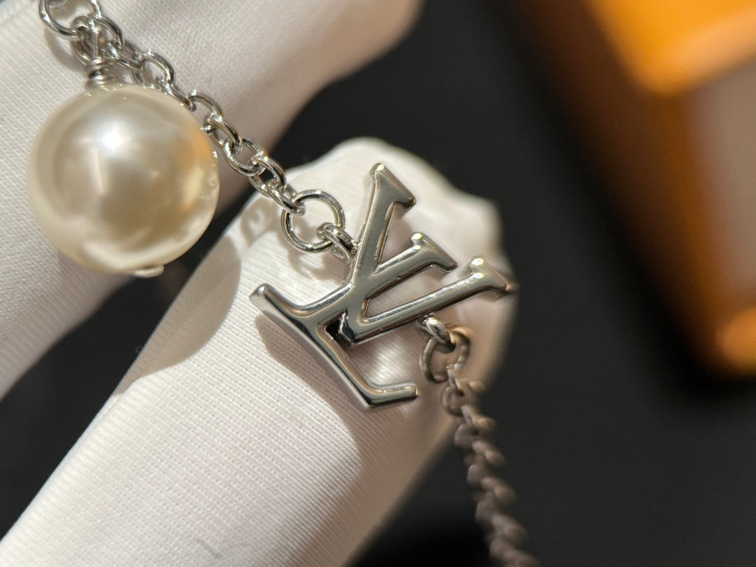 Fashion Versatile Pearl V-Letter Gold Bracelet SLC24