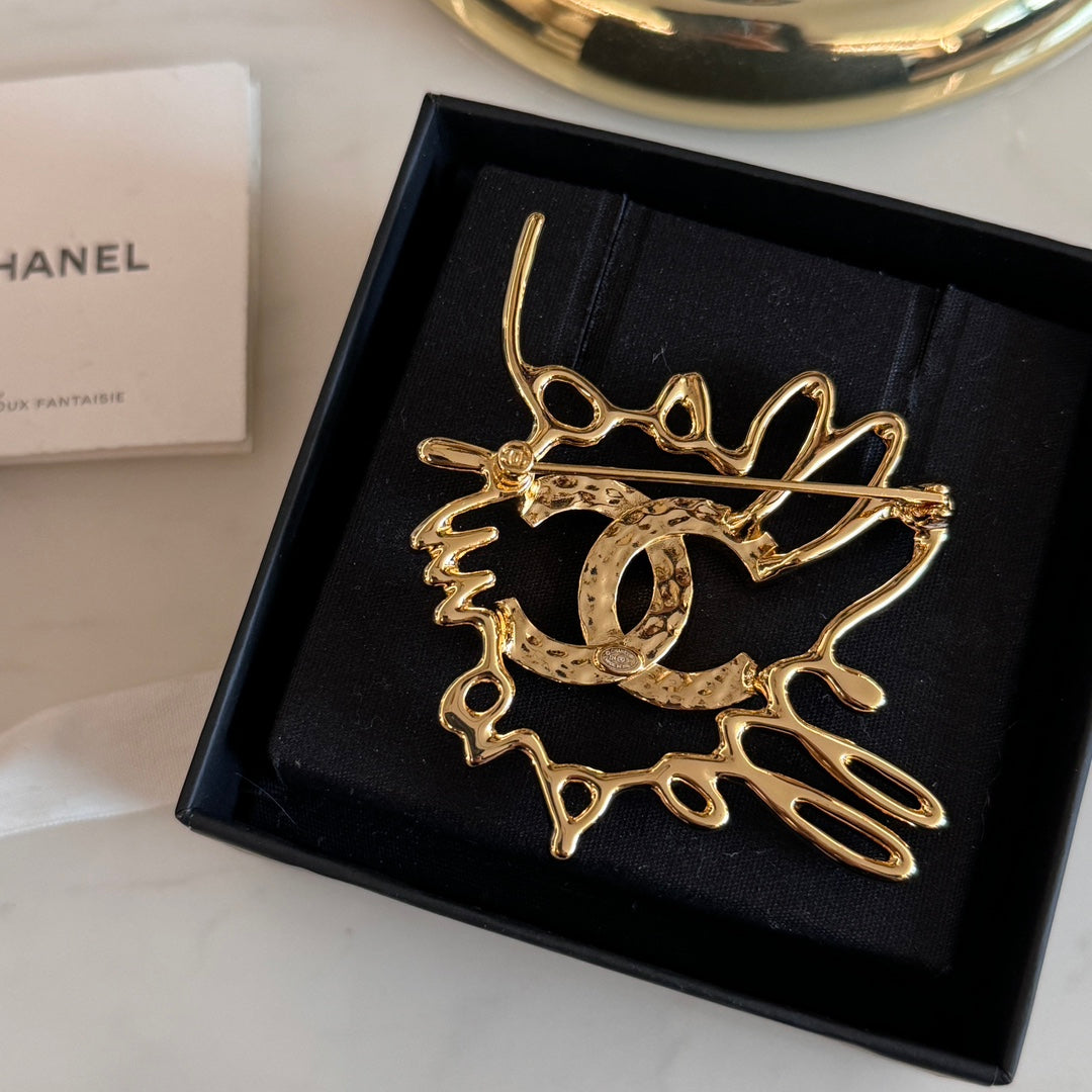 xiaoxiang double c metal hollow set diamond brooch xzc2