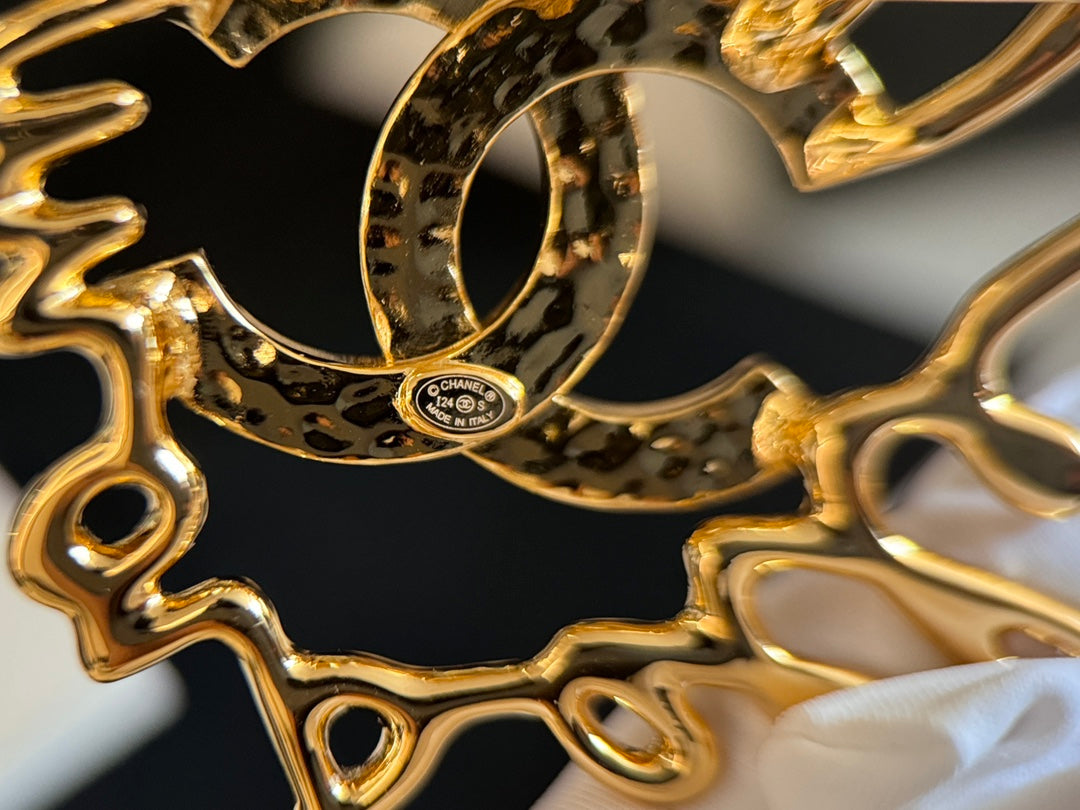 xiaoxiang double c metal hollow set diamond brooch xzc2