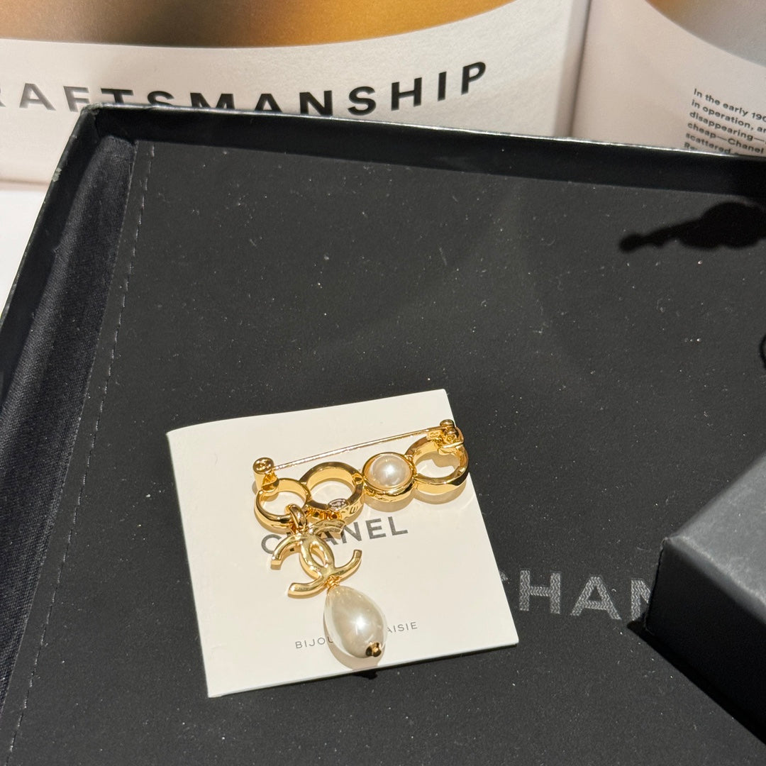 new coco letter sparkling diamond transparent bead brooch xzc5