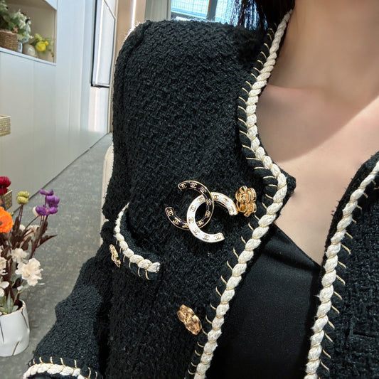 24p black and white enamel relief double c brooch xzc12