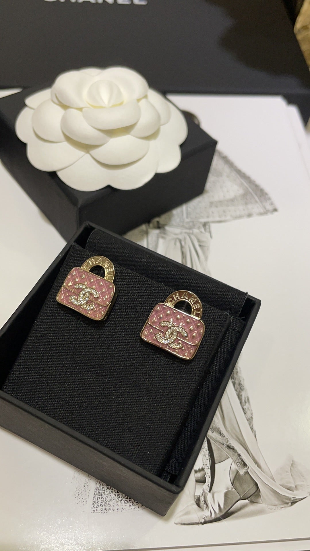 Pink diamond patterned bag with full diamond double C earrings EHC119