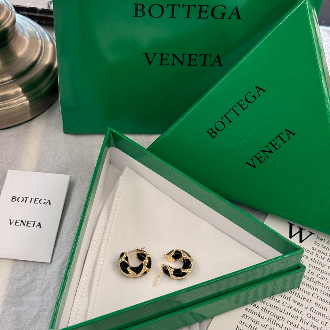 black diamond inlaid lava donut earrings ehc125