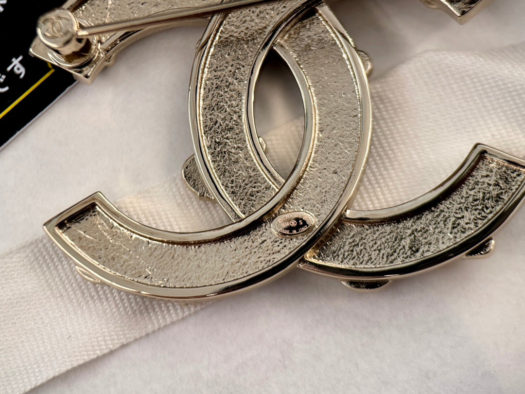 black enamel flower double c brooch xzc33