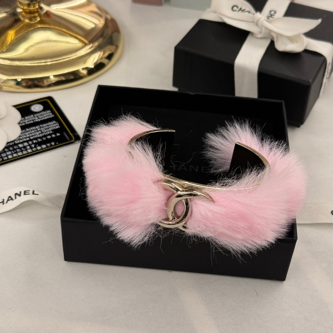 Metal and Phantom Fur Plush Pink Bracelet SLC75