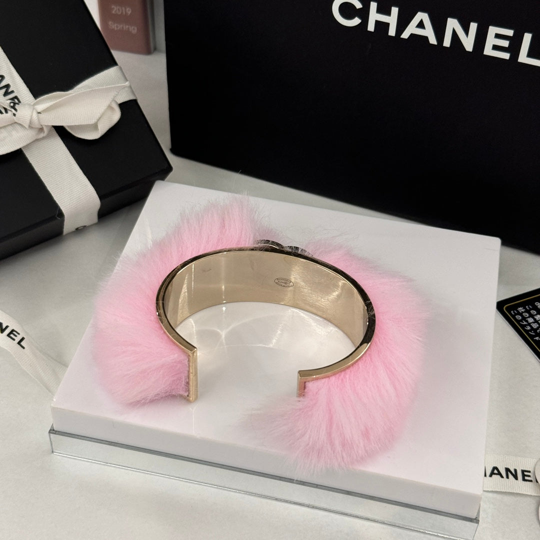 Metal and Phantom Fur Plush Pink Bracelet SLC75