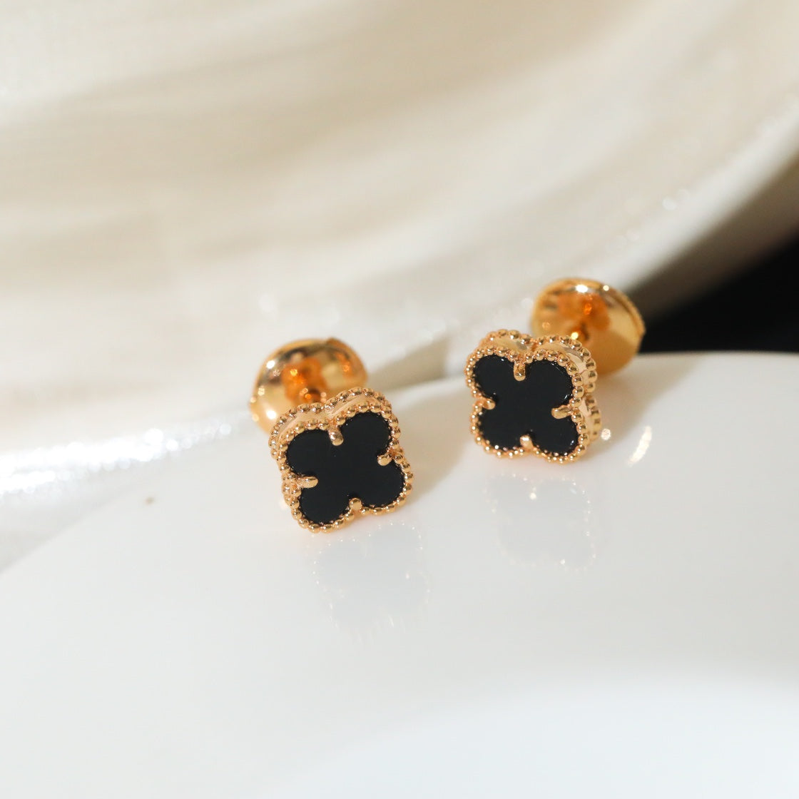 vca little lucky golden clover mini earnail eha163