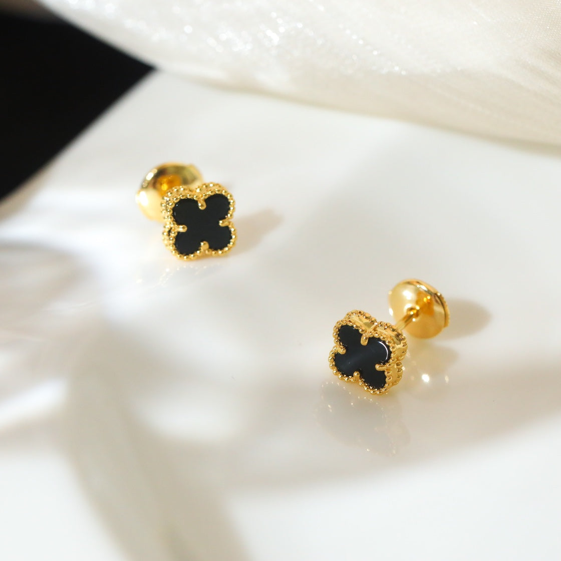 vca little lucky golden clover mini earnail eha163