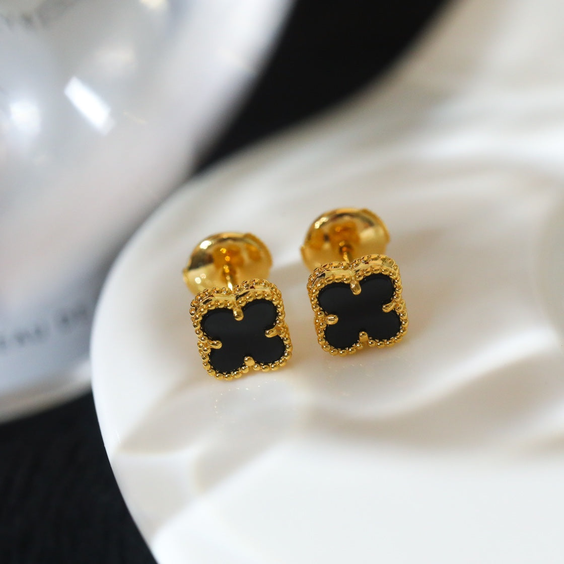 vca little lucky golden clover mini earnail eha163