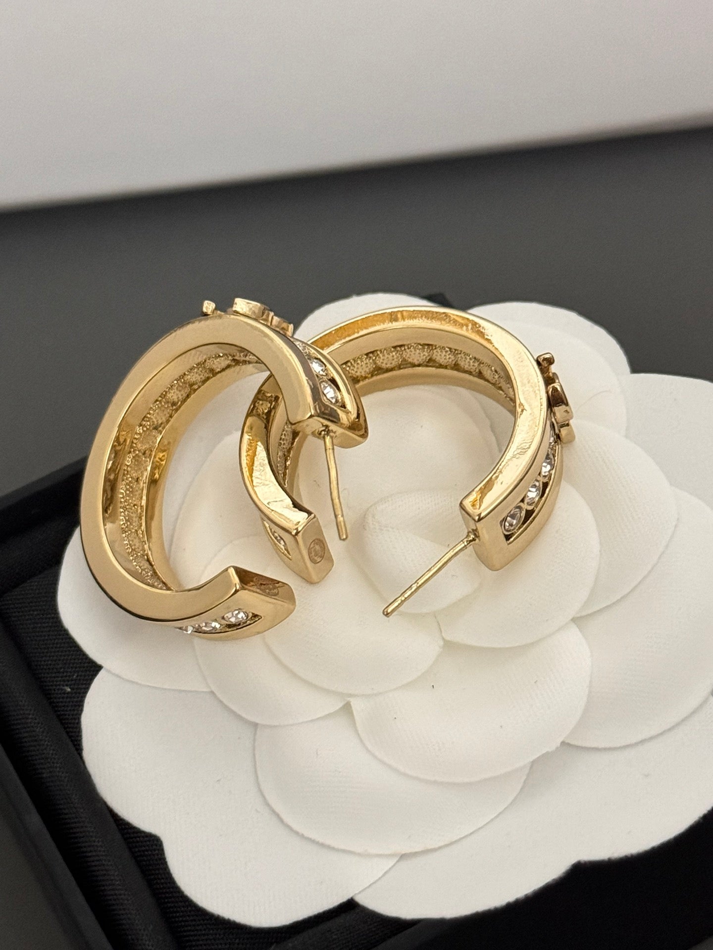 New white diamond cc round gold earrings EHA176