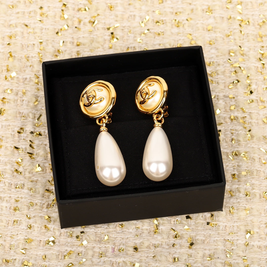 Button Double C Pearl Gold Ear Clip EHA209