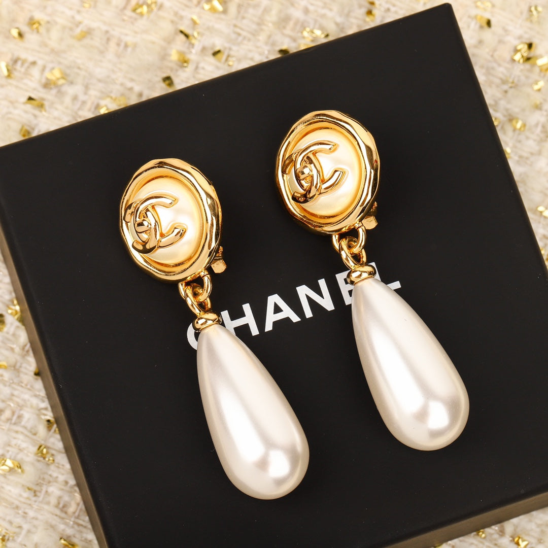 Button Double C Pearl Gold Ear Clip EHA209