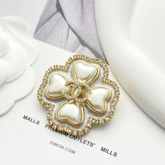 24c white fritillaria resin heart shaped clover brooch xza4