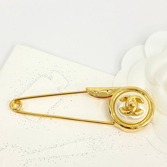 24 button pearl double c gold brooch xza6