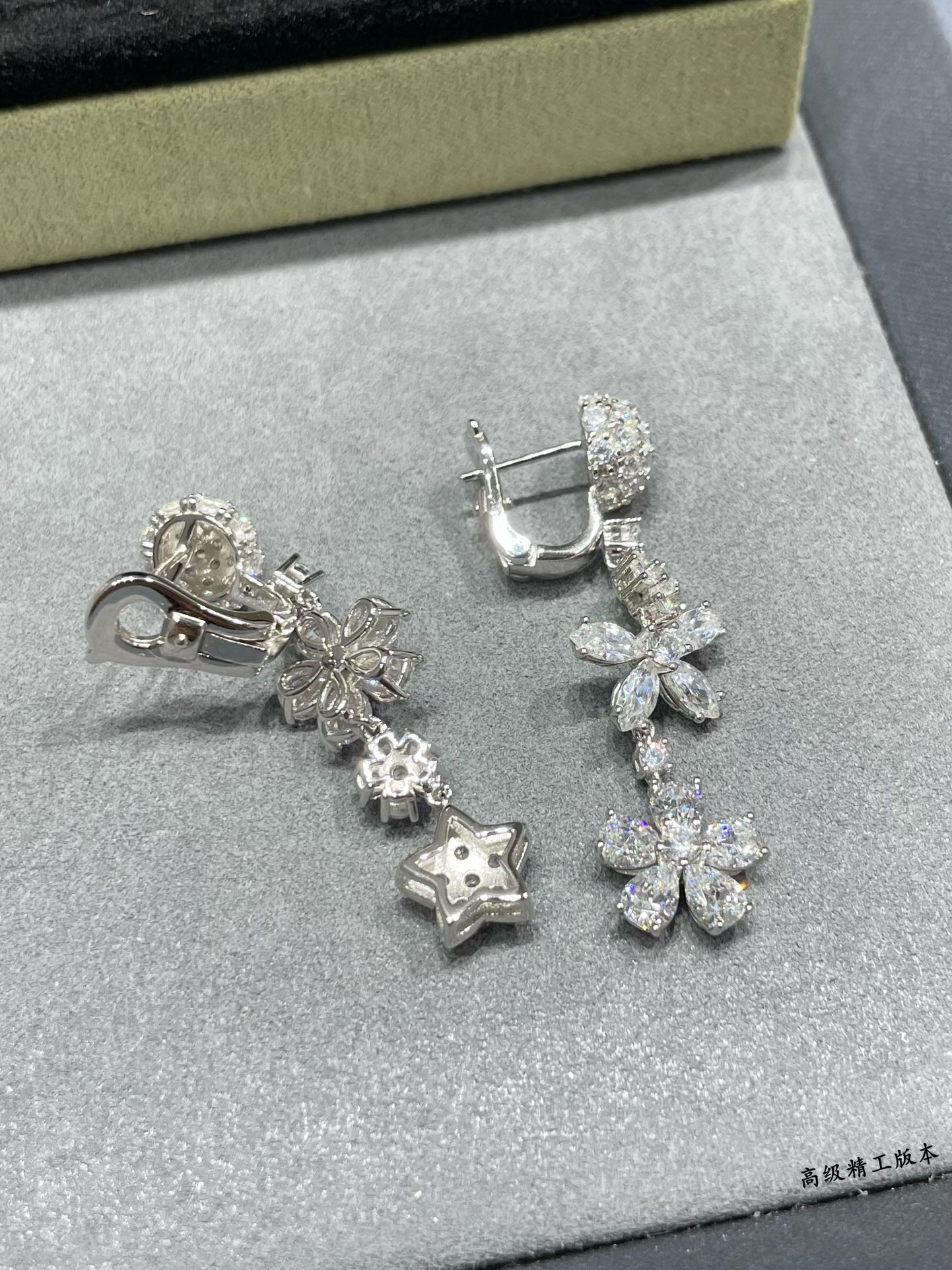 vca white diamond flower earrings eha244