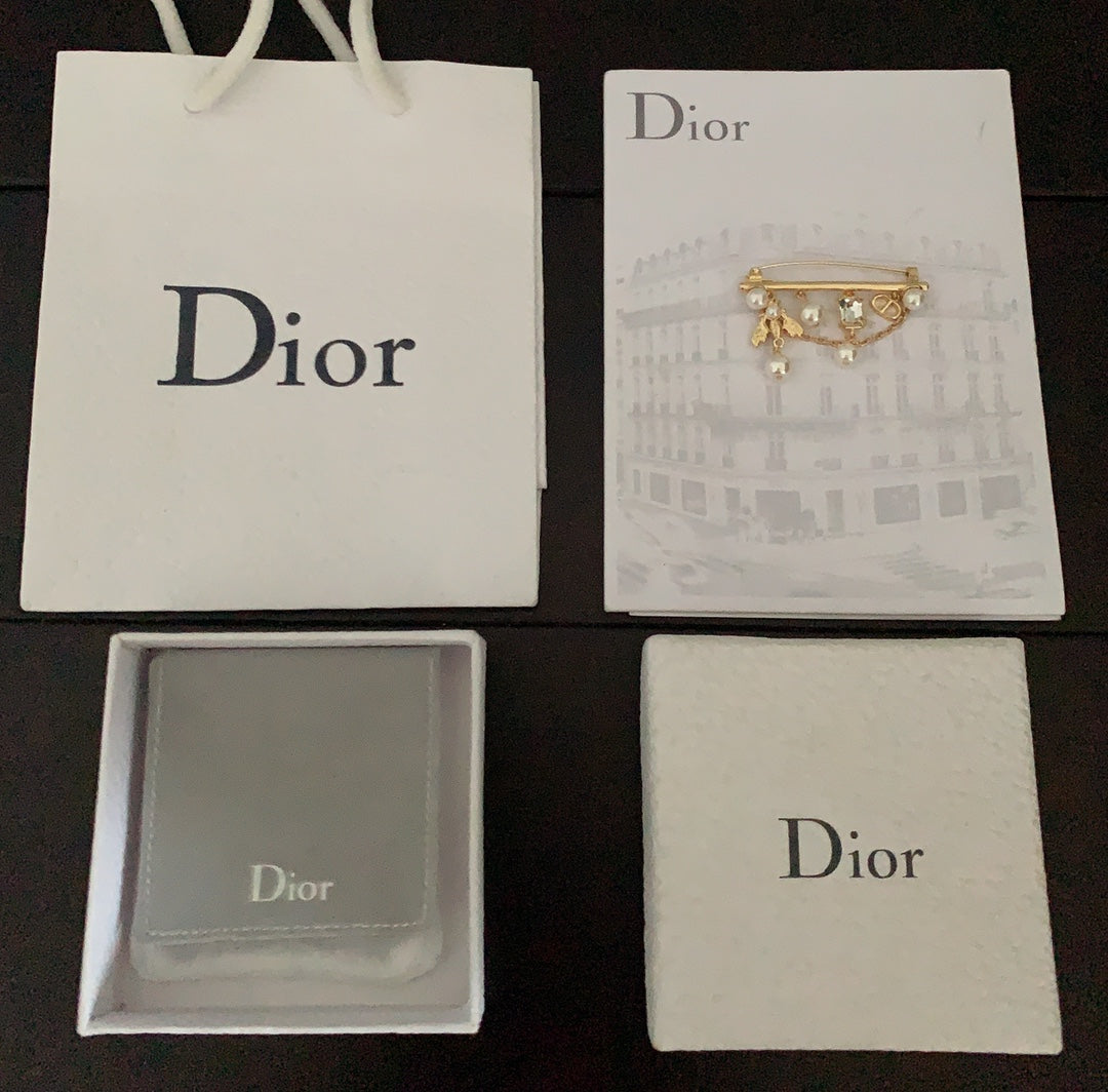 gold pin multi element brooch xza15