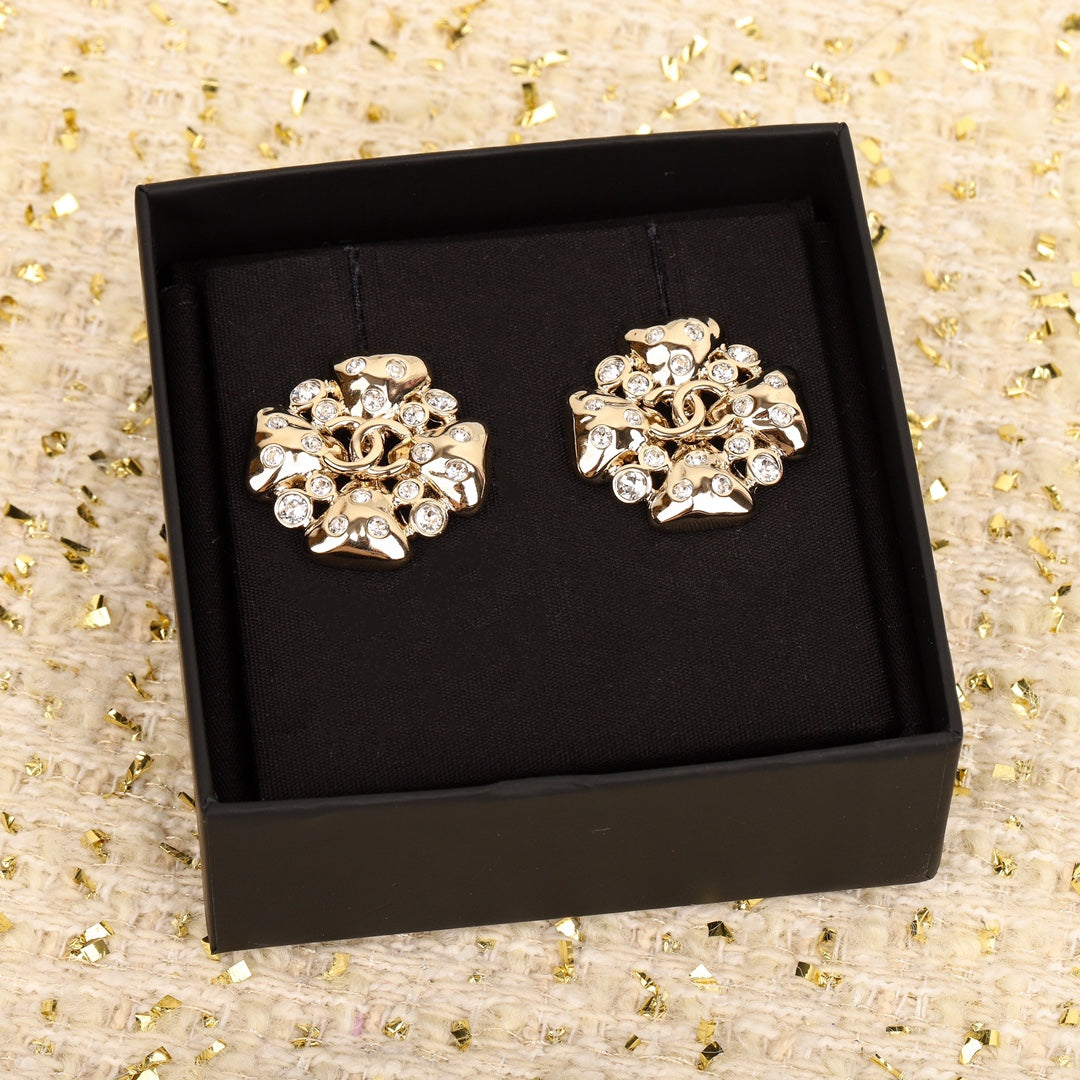 24B round diamond clover hollow C silver earrings EHA224