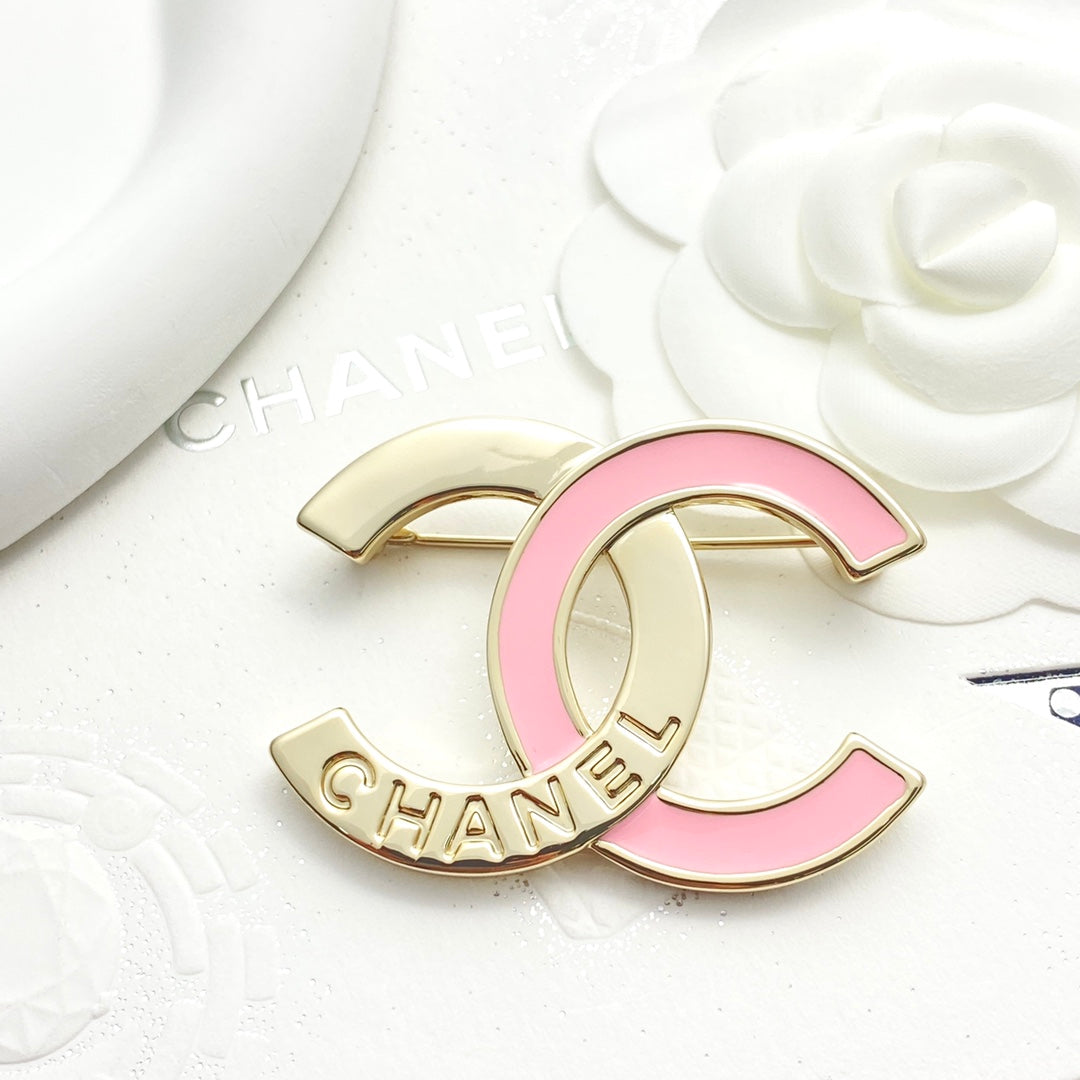 24 pink enamel splicing double c broch xza17