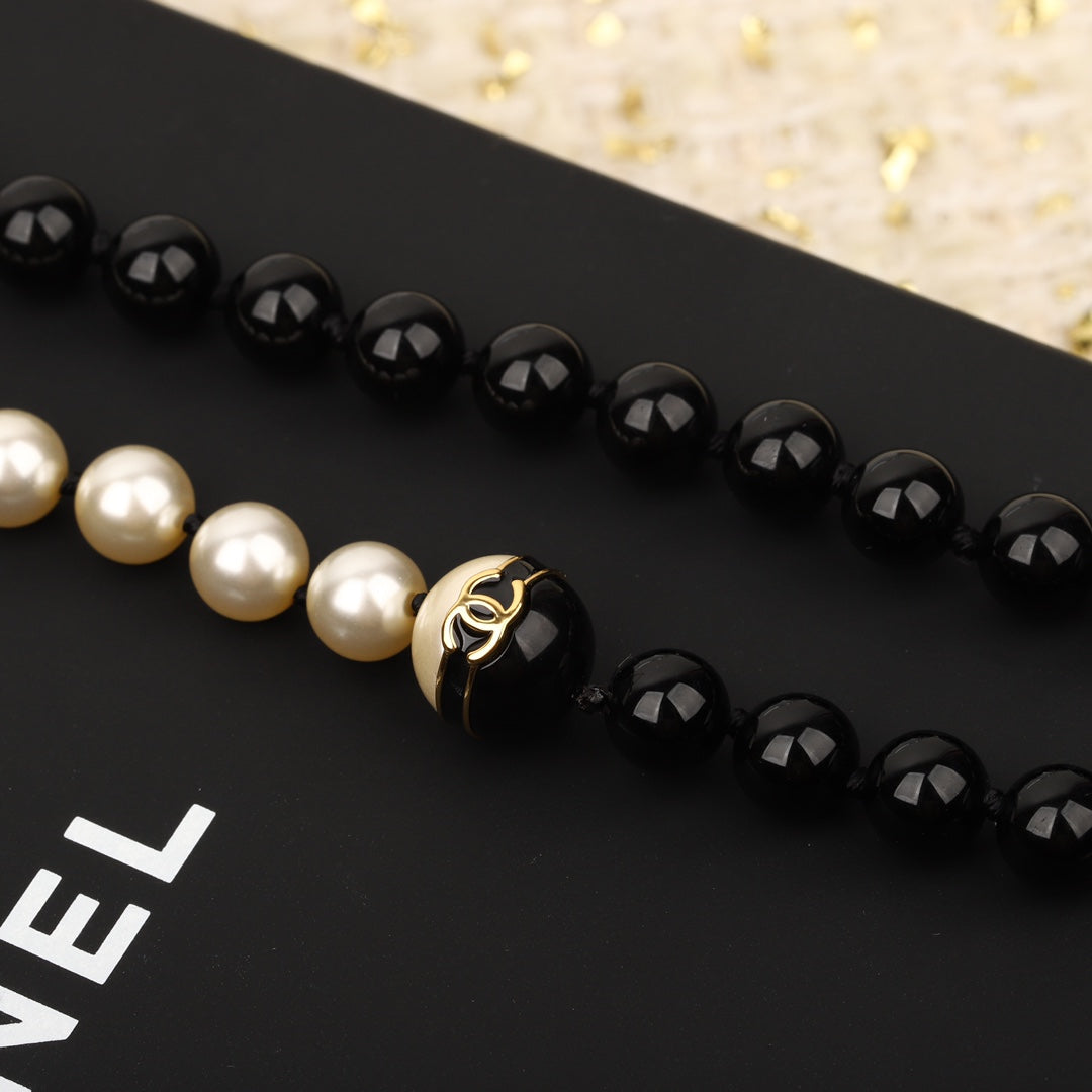 CHA Black and White Bead Necklace XLA238