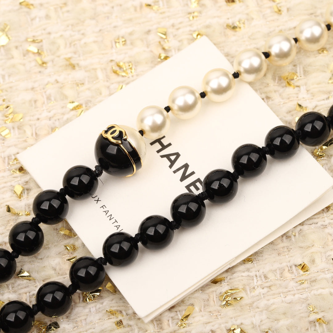 CHA Black and White Bead Necklace XLA238