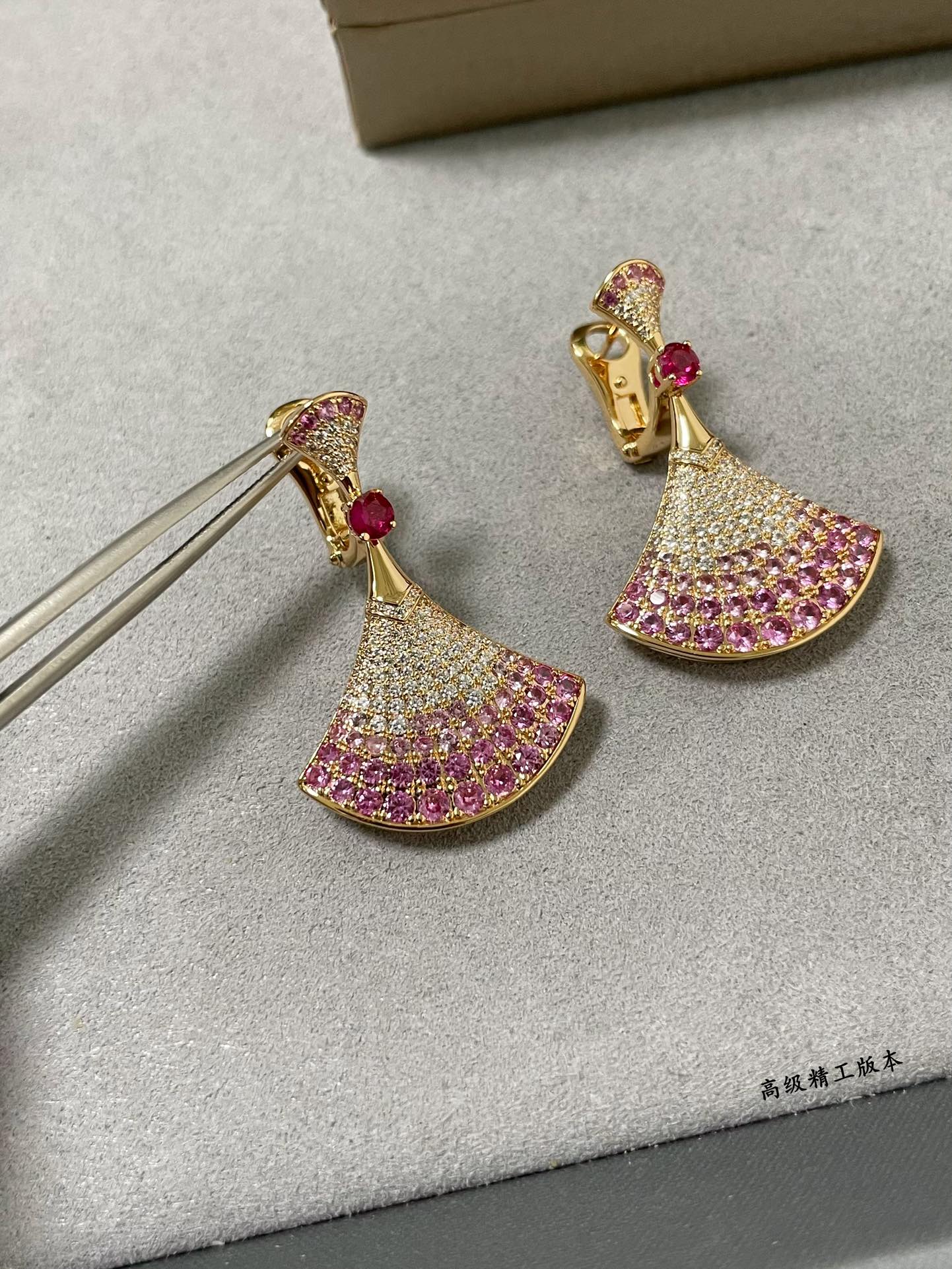 v gold gradient red fan shaped skirt earrings eha330