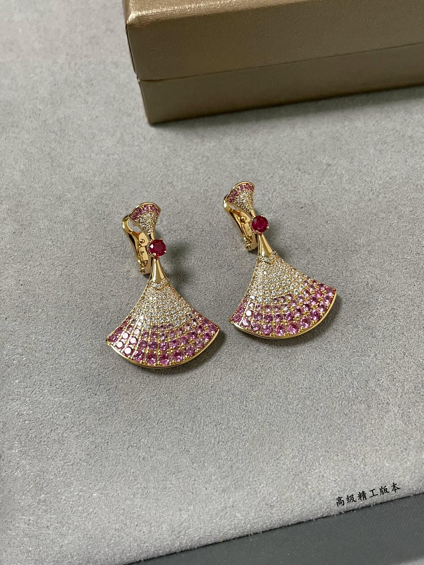 v gold gradient red fan shaped skirt earrings eha330