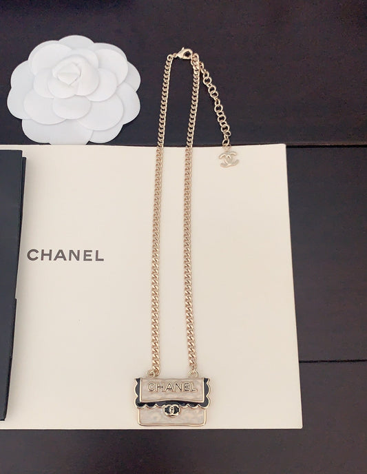 CHA Black Pattern White Bag Necklace XLA220