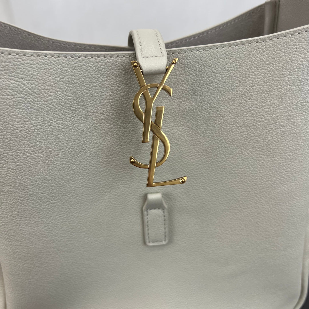 23CM CASSANDRE White Stray Shoulder Bag 713938