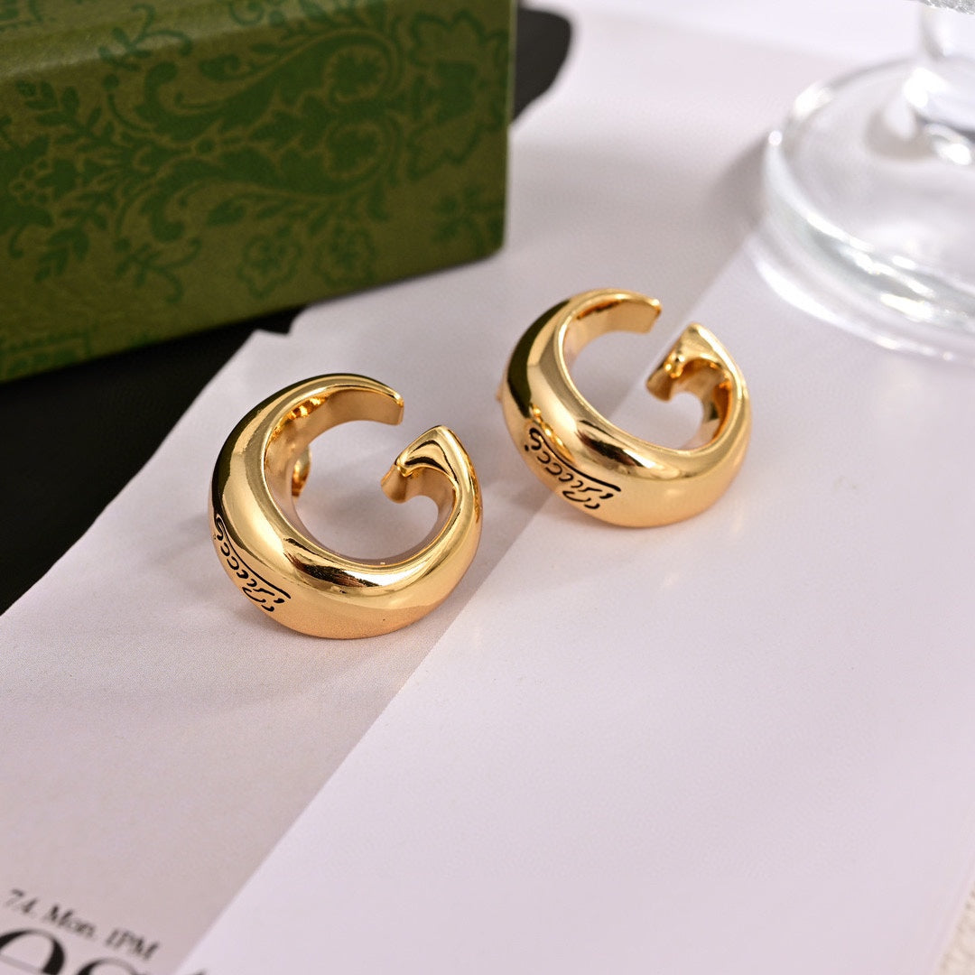 gg personality curved yellow gold earrings eha647