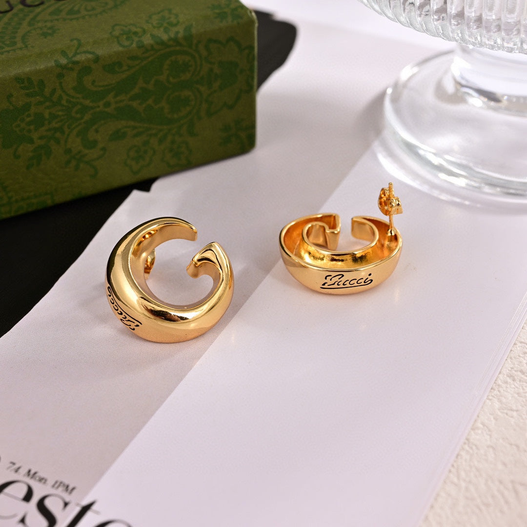 gg personality curved yellow gold earrings eha647