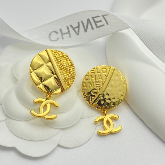 cha diamond grid textured yellow gold earrings eha638