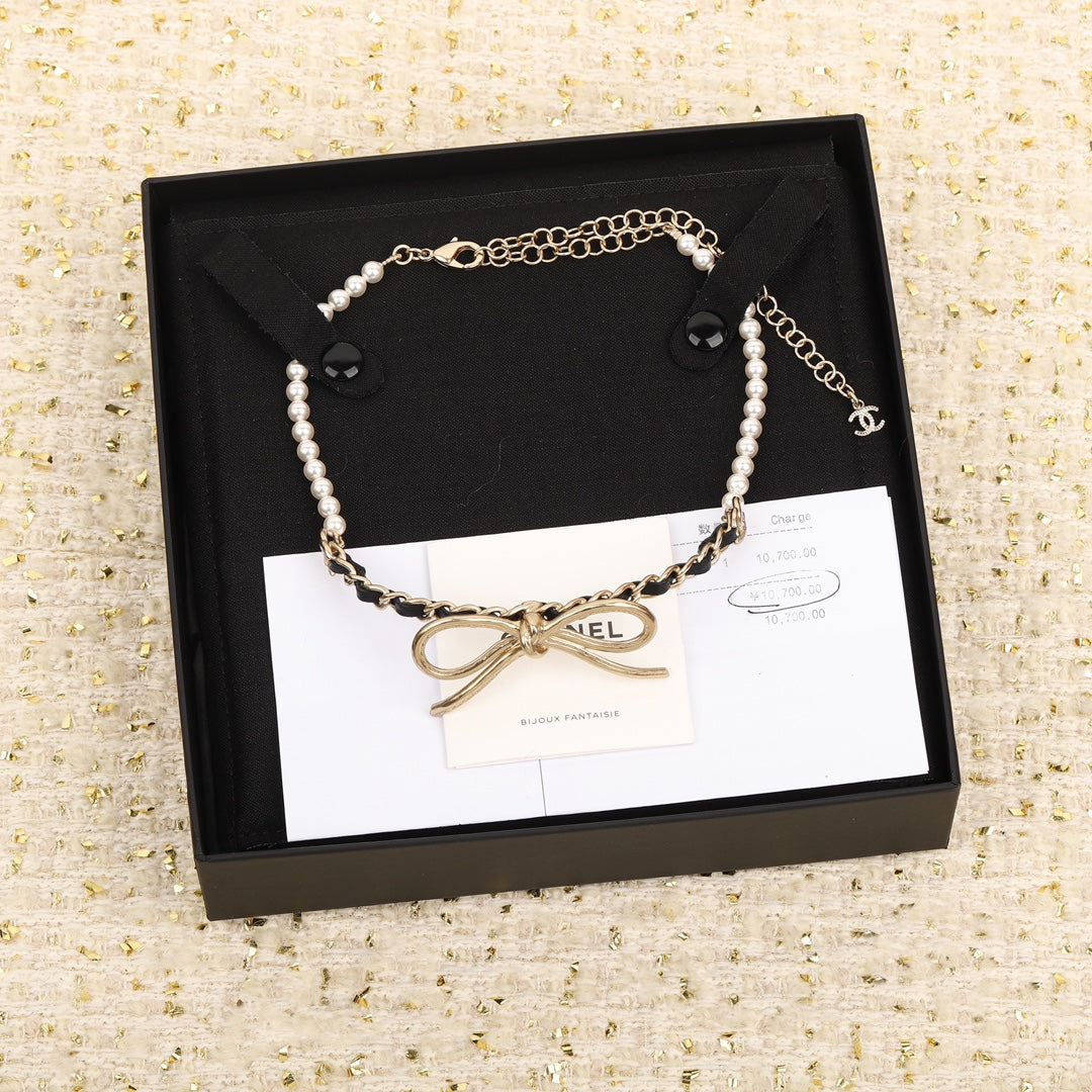 Bow wearing leather choker necklace XLA469