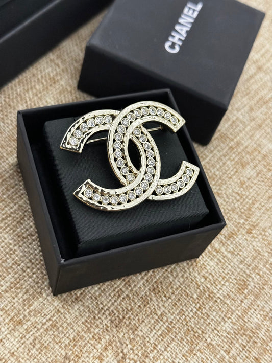 CHA white diamond hollow CC brooch XZA48