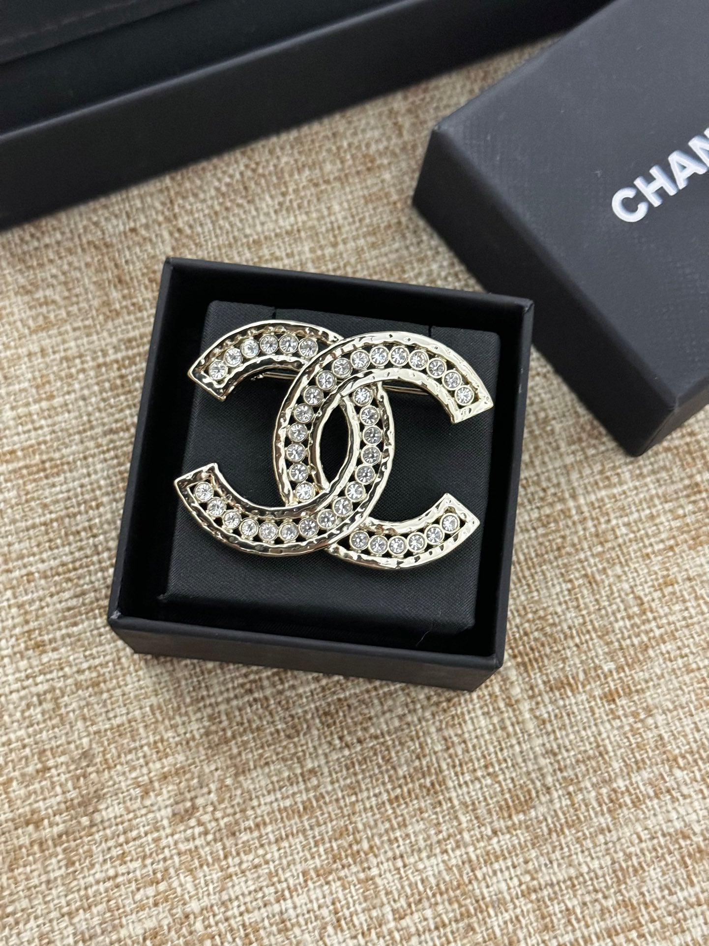 CHA white diamond hollow CC brooch XZA48