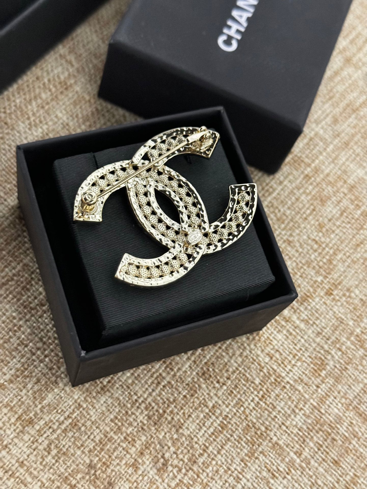 CHA white diamond hollow CC brooch XZA48