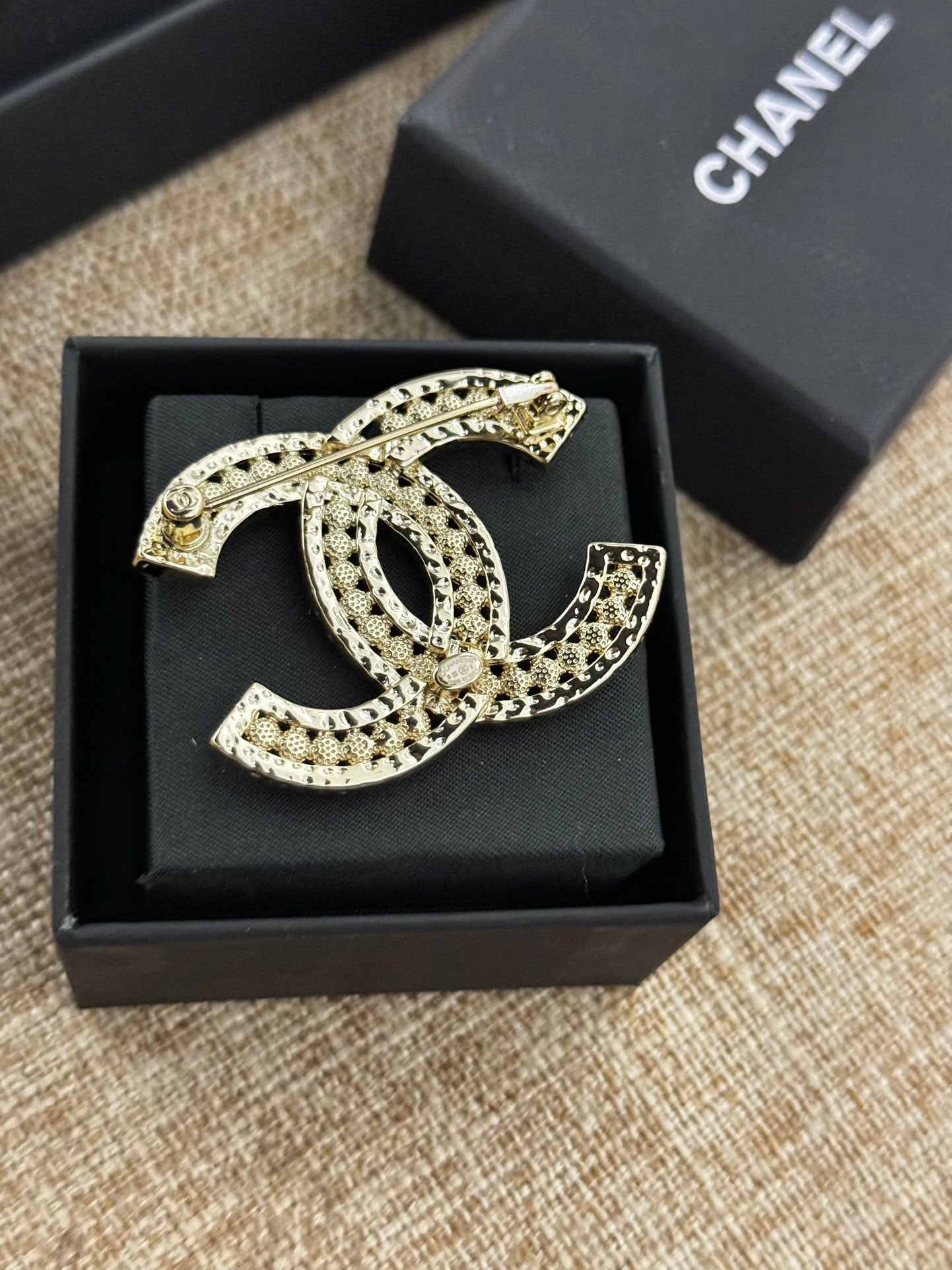 CHA white diamond hollow CC brooch XZA48